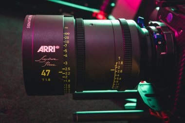 Kyiv, Ukrayna - 04.17.2020: Profesyonel lens Arri İmza Prime 'ın stüdyo çekimi, yakın çekim. Görüntü yönetmeni için profesyonel ekipman, film teknolojisi