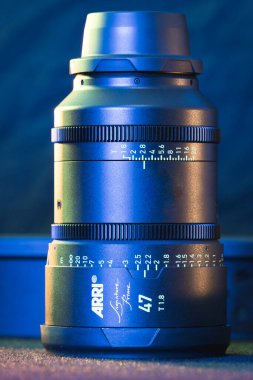 Kyiv, Ukrayna - 04.17.2020: Profesyonel lens Arri İmza Prime 'ın stüdyo çekimi, yakın çekim. Görüntü yönetmeni için profesyonel ekipman, film teknolojisi