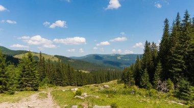 Beyaz bulutlu mavi gökyüzü ile inanılmaz dağ manzarası, Ukrayna, Karpatlar 'da güneşli bir yaz günü. Doğal dış seyahat geçmişi.