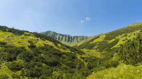 Fantastiskt Fjälllandskap Med Blå Himmel Med Vita Moln Solig Sommardag — Stockfoto