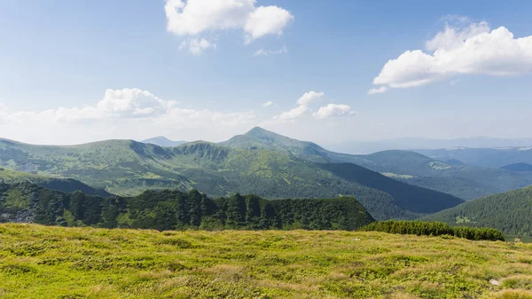 Fantastiskt Fjälllandskap Med Blå Himmel Med Vita Moln Solig Sommardag — Stockfoto