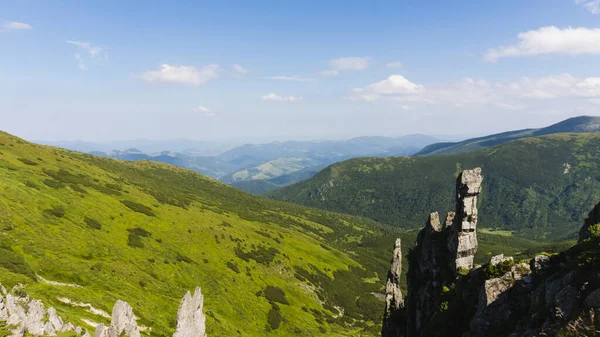 Fantastiskt Fjälllandskap Med Blå Himmel Med Vita Moln Solig Sommardag — Stockfoto