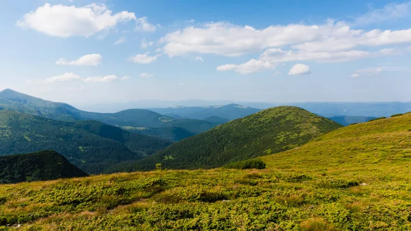 Fantastiskt Fjälllandskap Med Blå Himmel Med Vita Moln Solig Sommardag — Stockfoto