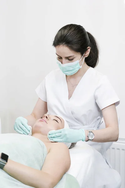 Young Female Client Cosmetic Salon Having Face Cleaning Procedure Doctor — Stock Photo, Image