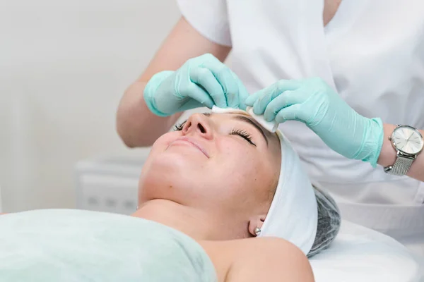 Tânăra Femeie Client Salonului Cosmetice Care Procedură Curățare Feței Medicul — Fotografie, imagine de stoc