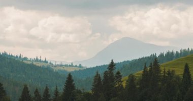 Değişik hava koşulları, bulutlu gökyüzü, yağmur ve güneşli muhteşem dağ manzarasının aşırı hızlanması. Bukovel Karpatları, Ukrayna. Doğal dış seyahat geçmişi.