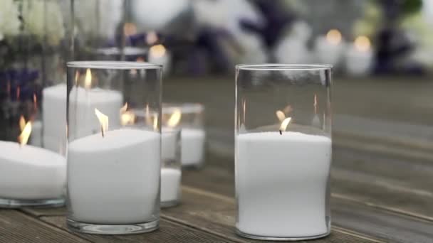 야외에 촛대에서 촛불들의 결혼식 장식에 — 비디오