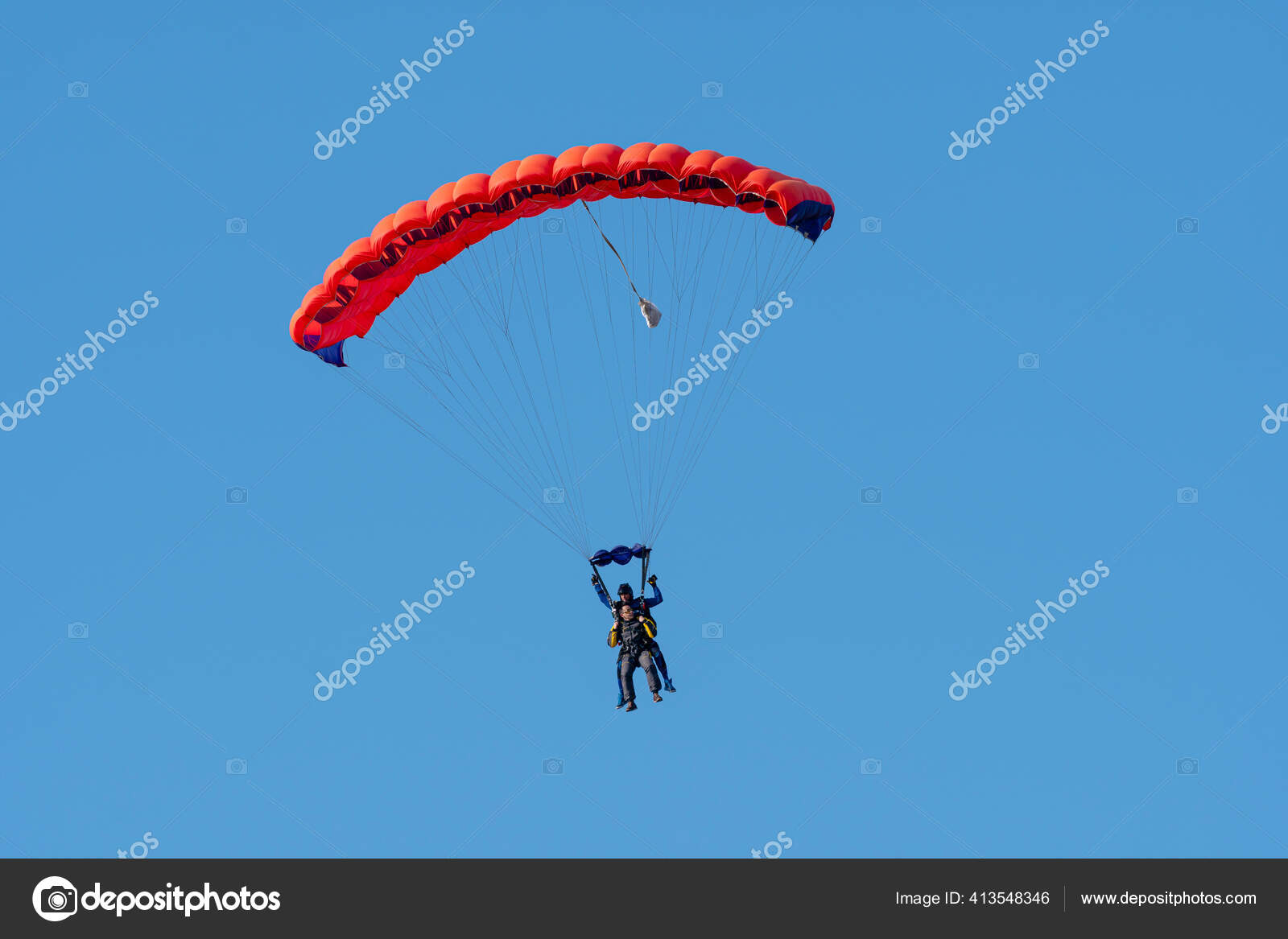Прыжок Парашютом Силуэт Парашютиста Летящего Голубом Ясном Небе.