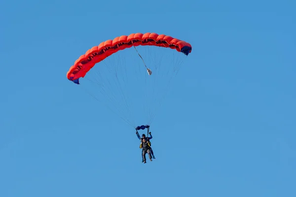 İki paraşüt atlayışı. Gökyüzünde uçan paraşütçü silueti. Aşırı spor ve adrenalin kavramları.