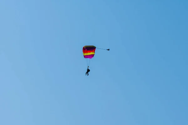 Paraşüt Atlayışı Gökyüzünde Uçan Paraşütçü Silueti Aşırı Spor Adrenalin Kavramları — Stok fotoğraf