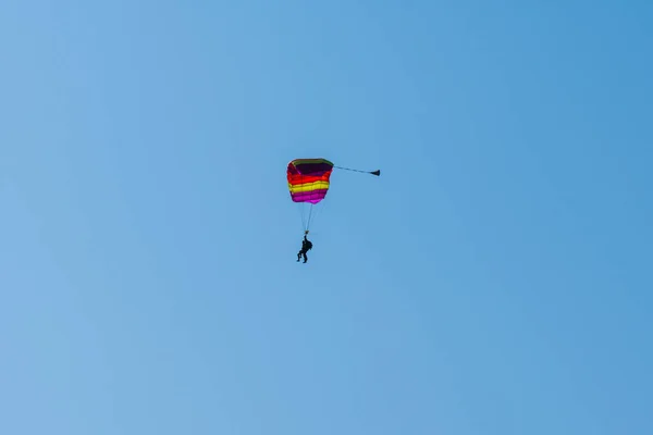 Διπλό Άλμα Αλεξίπτωτο Σιλουέτα Του Αλεξιπτωτιστή Που Πετά Στον Καταγάλανο — Φωτογραφία Αρχείου