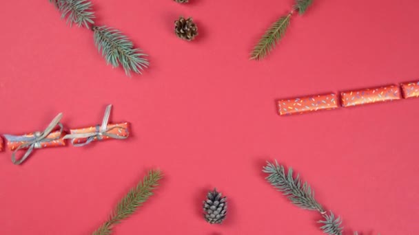 Weihnachten Abstraktes Muster 360 Grad Rotation Tannenzweige Geschenkschachtel Und Zapfen — Stockvideo