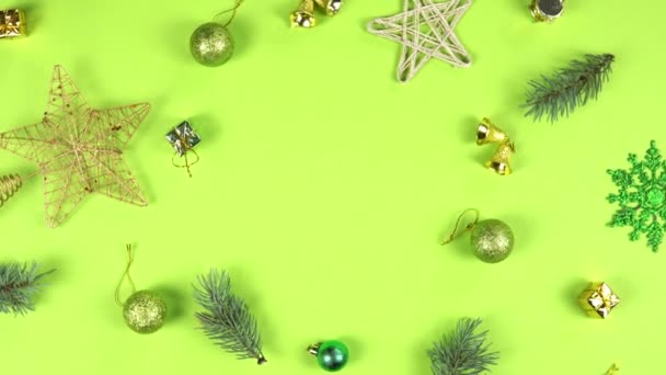 クリスマス抽象パターン360度回転 緑の背景に回転する太い木の枝とギフトボックス 新年のプレゼント お祝いや休日のショッピングの概念 — ストック動画
