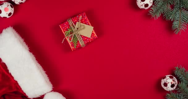 クリスマスと新年の背景の動きのアニメーションを停止し フラットレイアウト ギフトボックスはサンタクロースの帽子 トップビューから表示されます グリーティングカードの概念 スペースのコピー — ストック動画
