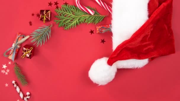 Kerst Achtergrond 360 Graden Rotatie Kerstman Hoed Met Decoratie Sparren — Stockvideo