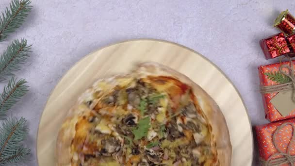 Vlakke Lay Van Pizza Draaien 360 Graden Rotatie Houten Salver — Stockvideo