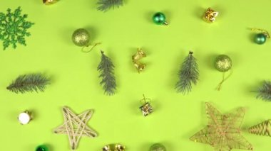 Noel soyut şablonu 360 derece dönüş. Firavun ağacı dalları, koni ve hediye kutusu yeşil arka planda dönüyor. Yeni yıl hediyeleri, festival ve tatil alışverişi kavramı
