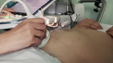 Modern bir klinikte doktor randevusunda hamile bir kadın. Ultrason kontrolleri. Kiev, Ukrayna - Ağustos 2025