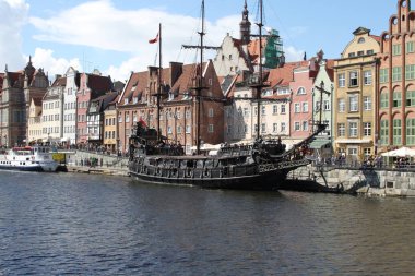 Sahilde güzel binalar