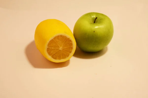 Apple Citron Bílém Pozadí — Stock fotografie