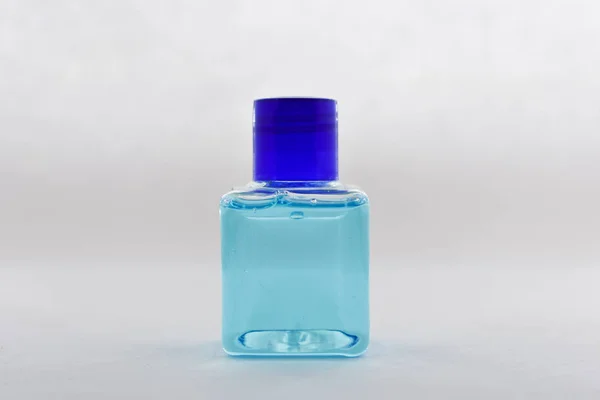 Botella Aislada Blanco Líquido Azul — Foto de Stock