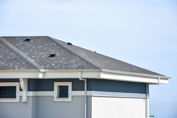 Асфальтовая черепица, небесный фон
