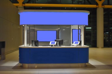 Kiosklar. ekranlar temizlendi. herhangi bir reklam veya mesaj için. Mockup 