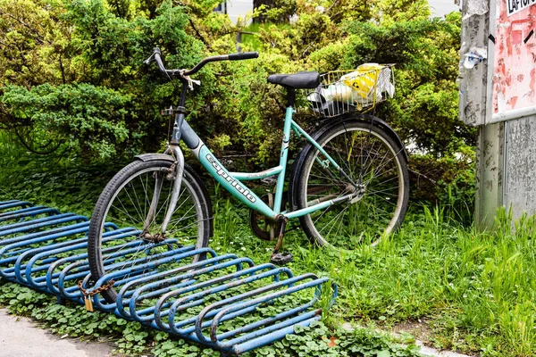 Altes Grünes Fahrrad Steht Park — Stockfoto