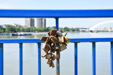 Sembolik aşk asma kilitleri. köprüde asma kilitler. Sevgililer Günü