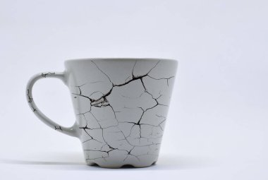 bej renk, seramik kupa, çatlak desenli, izole