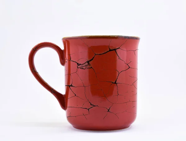 Caneca Cerâmica Vermelha Com Padrão Fissuras Isolada — Fotografia de Stock