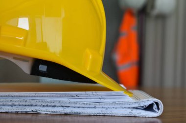 İnşaat projesinde sarı inşaat kask