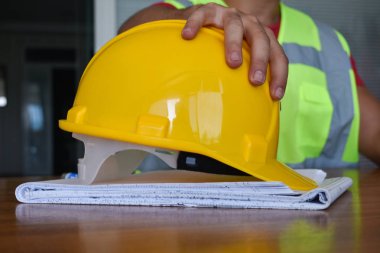 İnşaat projesinde sarı inşaat kask
