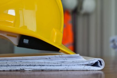 İnşaat projesinde sarı inşaat kask