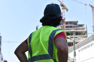 İnşaat işçisi, kule vinç arka plan