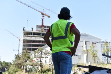 İnşaat işçisi, kule vinç arka plan