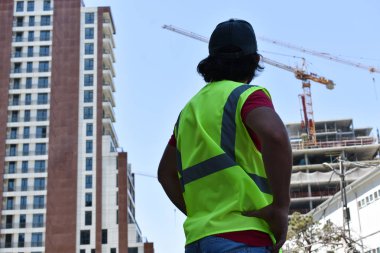 İnşaat işçisi, kule vinç arka plan