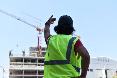 İnşaat işçisi, kule vinç arka plan