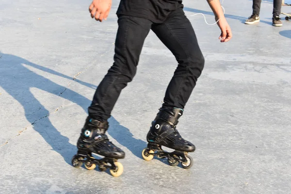 Junge Der Auf Rollerblades Fährt Junge Aktivität — Stockfoto