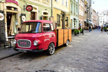 Rynok veya pazar meydanı / Ukrayna - 08 08 2019: eski bir kamyonet mağazası dekorasyonu