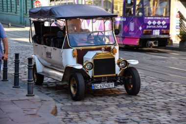 Lviv / Ukrayna - 08 08 2019 : Lviv'de eski araba, gezi turu