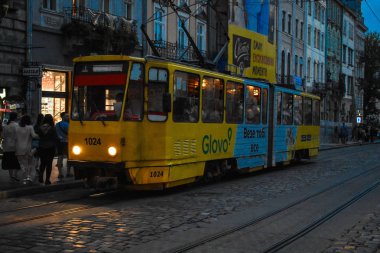 Lviv / Ukrayna - 08 20 2019 : Eski tramvay ve şehir silüeti