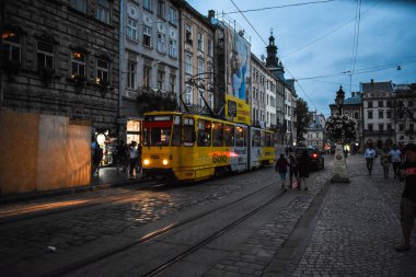 Lviv / Ukrayna - 08 20 2019 : Eski tramvay ve şehir silüeti