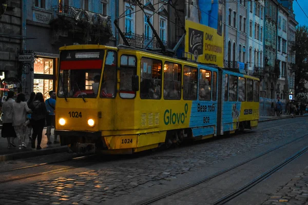 Lviv Ukraina 2019 Gamla Spårvagn Och Stadens Skyline — Stockfoto