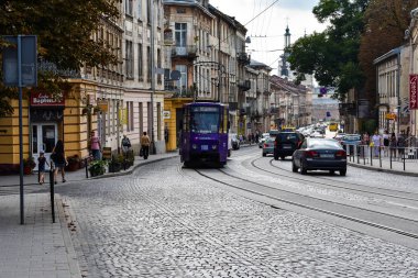Lviv / Ukrayna - 08 20 2019 : Eski tramvay ve şehir silüeti