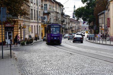 Lviv / Ukrayna - 08 20 2019 : Eski tramvay ve şehir silüeti