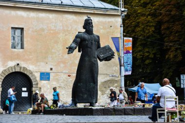 Lviv / Ukrayna - 08 08 2019 : İkinci el kitap pazarında Ivan Fedorov Heykeli,
