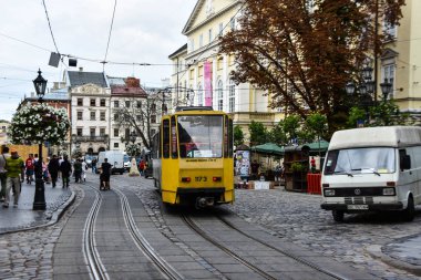 Lviv / Ukrayna - 08 20 2019 : Eski tramvay ve şehir silüeti