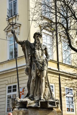 Lviv, market veya rynok meydanı / Ukrayna - 08 08 2019 : Neptün heykel çeşmesi