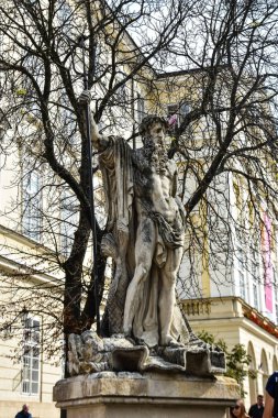 Lviv, market veya rynok meydanı / Ukrayna - 08 08 2019 : Neptün heykel çeşmesi